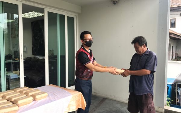 (16-04-63) แจกข้าวกล่องให้กับผู้ประสบภัยโควิด-19_(2)