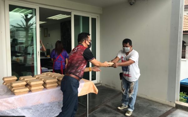 (16-04-63) แจกข้าวกล่องให้กับผู้ประสบภัยโควิด-19_(2)