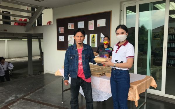 (16-04-63) แจกข้าวกล่องให้กับผู้ประสบภัยโควิด-19_(2)