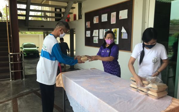 (23-04-63) แจกข้าวกล่องให้กับผู้ประสบภัยโควิด-19_(7)