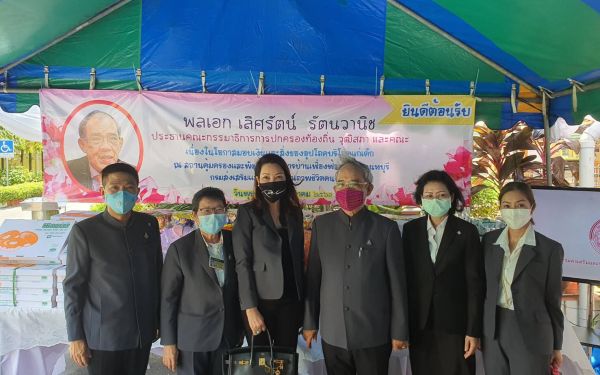 (20-05-63) ร่วมเลี้ยงอาหารกลางวัน มอบสิ่งของและเงินบริจาค รวม 100,000.-บาท
