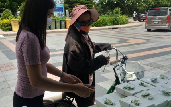 04.06.63 แจกข้าวกล่องให้กับผู้ประสบภัยโควิด-19_@วัดพระศรีฯบางเขน