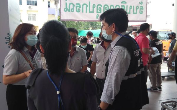 20.04.64 ตัวแทนมูลนิธิฯส่งมอบอุปกรณ์ทางการแพทย์ที่จำเป็นให้ โรงพยาบาลและ รพ.สนาม รวม 5 แห่ง