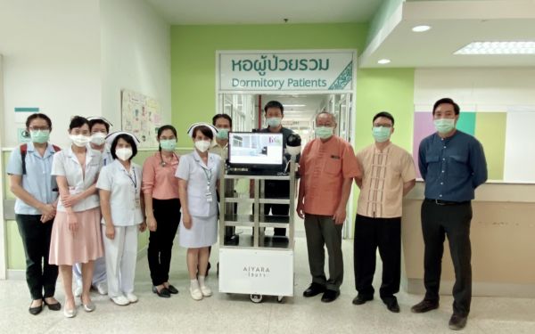 28.05.64 สมาคม/มูลนิธิ และคณะวิศวกรรมศาสตร์ มช. เข้าร่วมประชุมและมอบหุ่นยนต์พร้อมหน้า N95 ณ รพ.จอมทอง